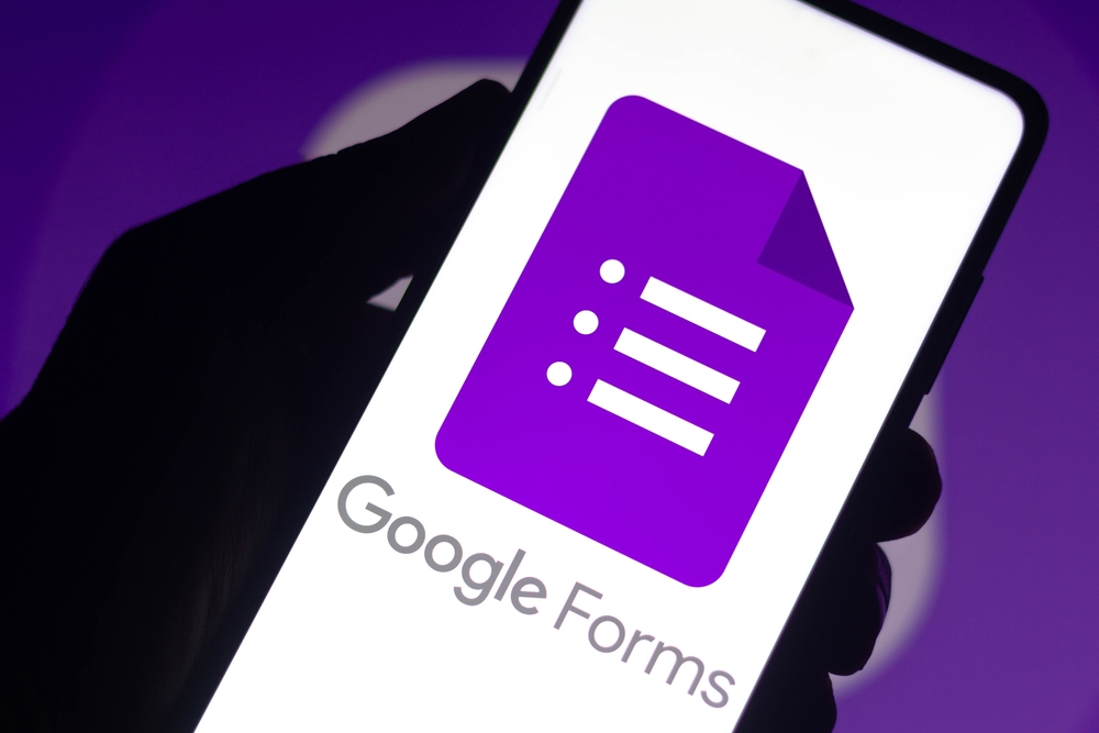 O Google Forms é uma ferramenta robusta desenvolvida pelo Google para criar formulários personalizados de maneira eficiente e descomplicada.